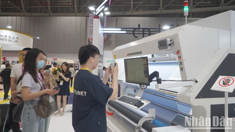 国际企业在展上介绍数字技术产品。 国际企业在展上介绍数字技术产品。