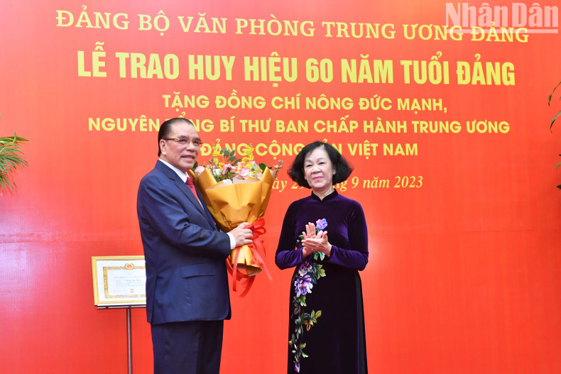 越共中央书记处常务书记张氏梅向原越共中央总书记农德孟表示祝贺。