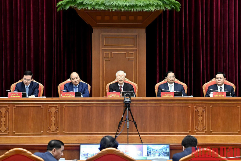 越共中央总书记阮富仲,越南国家主席阮春福,越南政府总理范明正,国会主席王廷惠,中央书记处常务书记武文赏共同主持会议。 越共中央总书记阮富仲,越南国家主席阮春福,越南政府总理范明正,国会主席王廷惠,中央书记处常务书记武文赏共同主持会议。