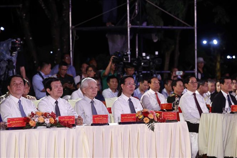 国家主席武文赏和各位代表出席晚会。