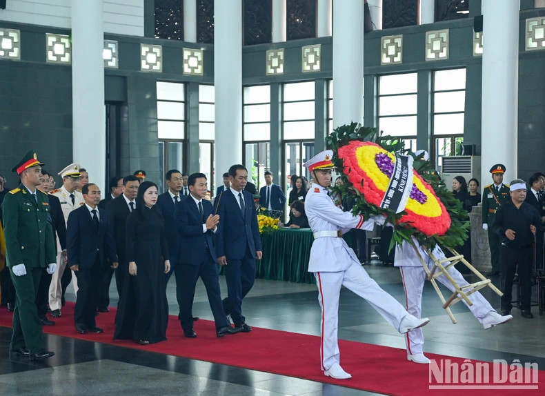 清化省代表团吊唁阮富仲总书记逝世。