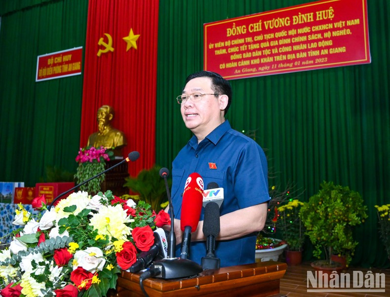 国会主席王廷惠向安江省优抚家庭、贫困户、少数民族同胞和贫困劳动工人致以新年祝福。 国会主席王廷惠向安江省优抚家庭、贫困户、少数民族同胞和贫困劳动工人致以新年祝福。