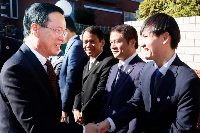 越南国家主席武文赏会见越南驻日本大使馆干部、人员。