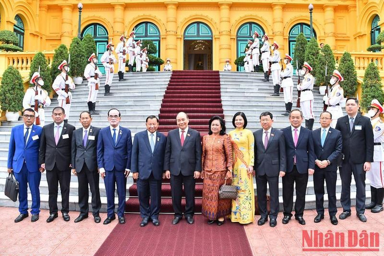 阮春福主席，柬埔寨参议院主席赛冲和各位代表拍纪念照。