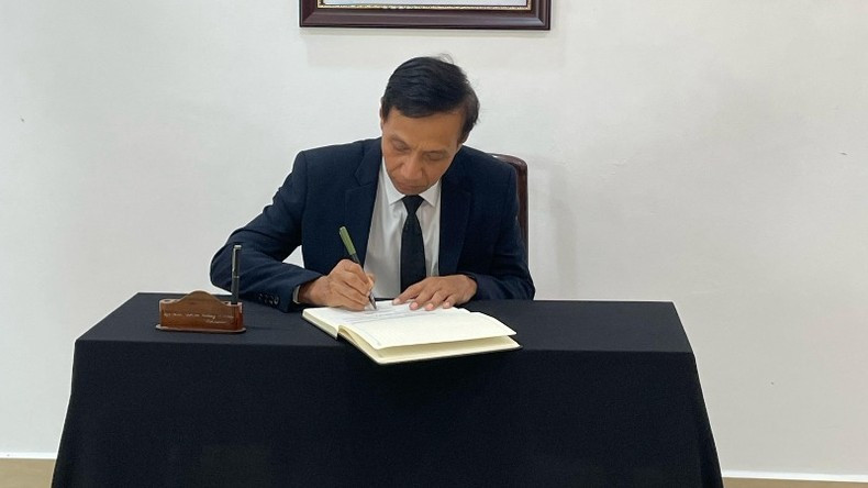 柬埔寨驻文莱大使Darussalam Chey Ratha在原国家主席陈德良的唁簿上留言。 柬埔寨驻文莱大使Darussalam Chey Ratha在原国家主席陈德良的唁簿上留言。