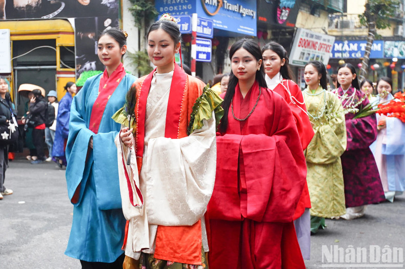 400人穿着越南传统服饰走过河内市还剑湖与古街16条街道、名胜古迹。