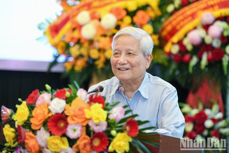 原《人民报》总编辑河灯在仪式上发表讲话。 原《人民报》总编辑河灯在仪式上发表讲话。