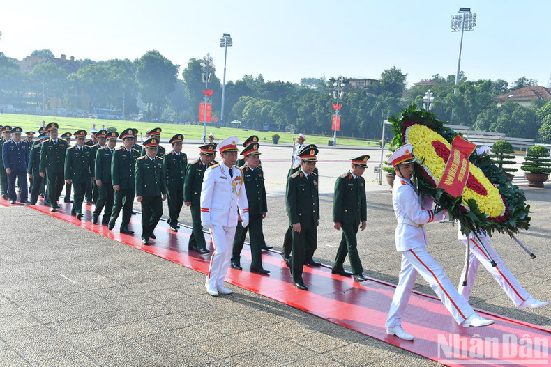 越共中央军委和国防部代表团入陵瞻仰胡志明主席遗容。