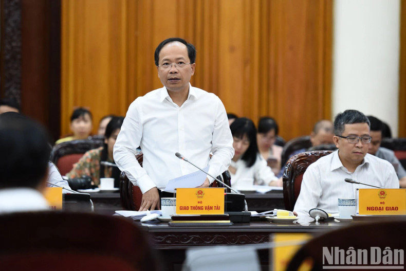 交通运输部副部长阮唯林发表讲话。