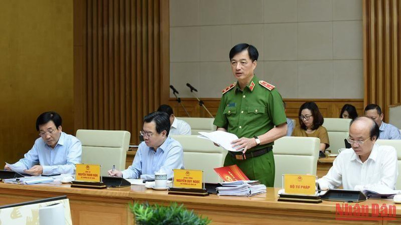 公安部副部长阮唯玉在会议上发言。