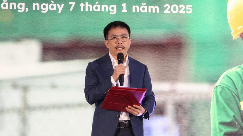 《人民报》社常驻岘港市代表机构领导发表讲话。