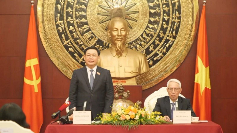 国会主席王廷惠发表讲话。 国会主席王廷惠发表讲话。