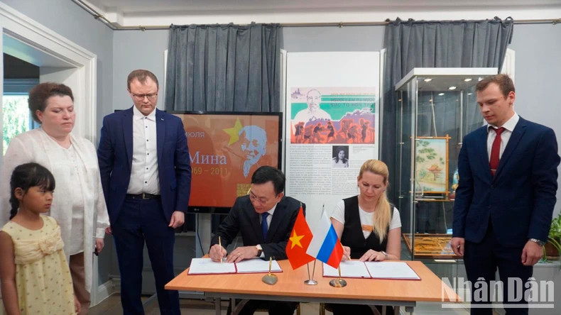 胡志明博物馆代表和乌里扬诺夫斯克列宁纪念馆签署合作协议。 胡志明博物馆代表和乌里扬诺夫斯克列宁纪念馆签署合作协议。