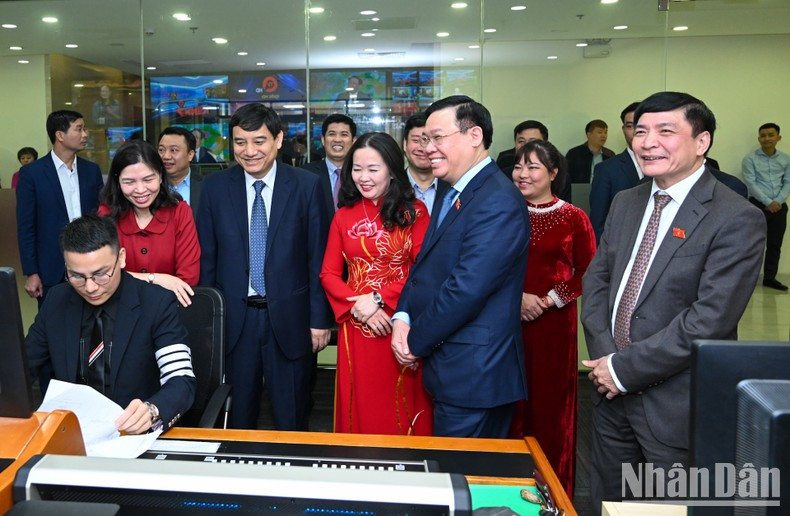 国会主席王廷惠和越南国会电视台干部、人员。 国会主席王廷惠和越南国会电视台干部、人员。