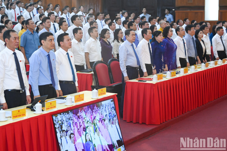 与会代表向国旗敬礼。