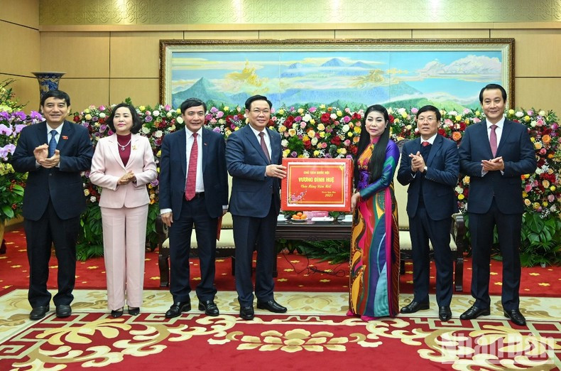 国会主席王廷惠向永福省赠送礼物。 国会主席王廷惠向永福省赠送礼物。