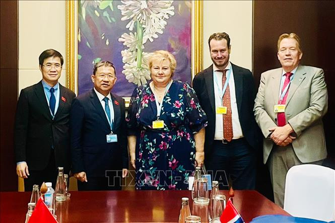 武海河主任和挪威议员代表团成员、挪威前首相埃尔娜·索尔贝格。