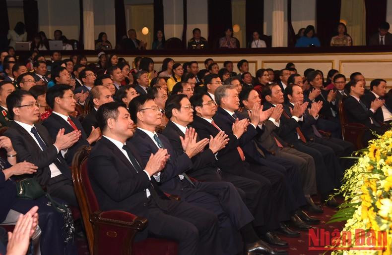 越南政府总理范明正和党、国家领导出席活动。 越南政府总理范明正和党、国家领导出席活动。