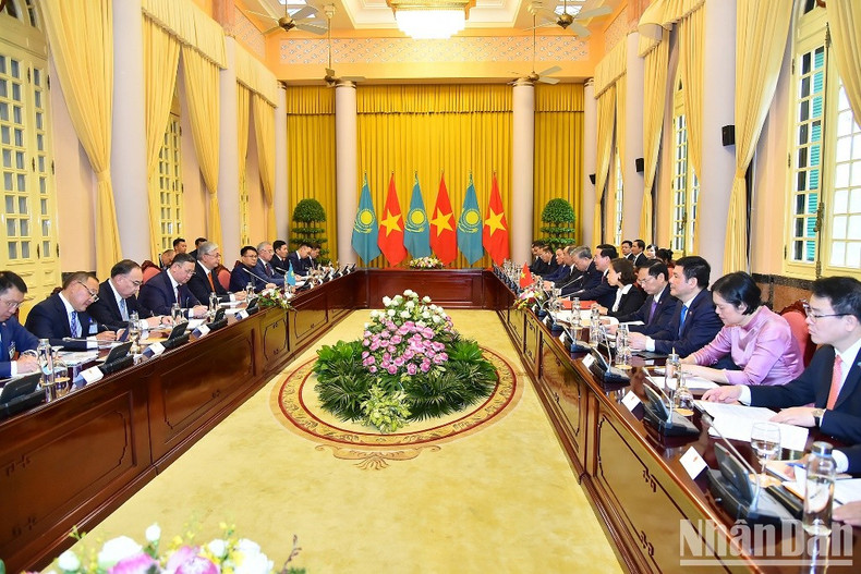 越南国家主席武文赏同哈萨克斯坦总统以及两国高级代表团在主席府举行会谈。