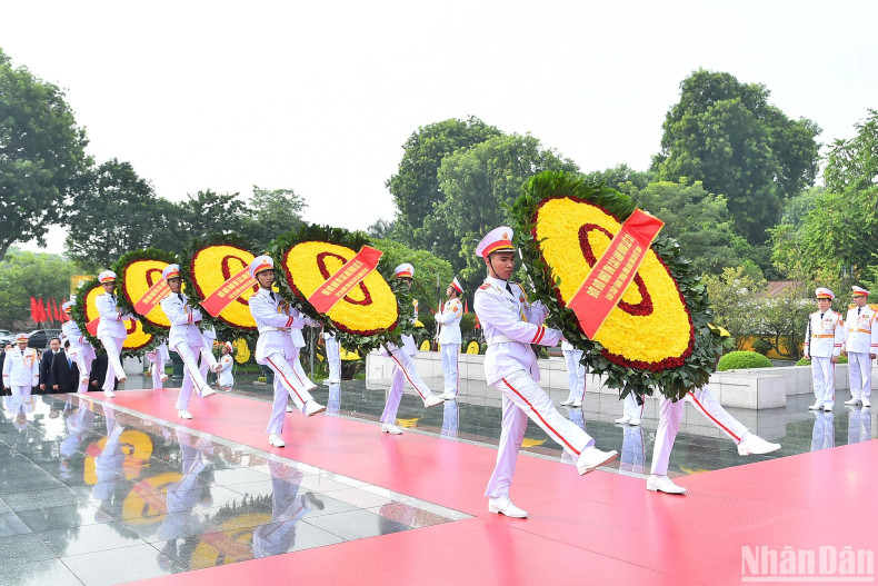 以越共中央委员、公安部副部长黎国雄中将为团长的越共中央公安党委—公安部代表团。 以越共中央委员、公安部副部长黎国雄中将为团长的越共中央公安党委—公安部代表团。