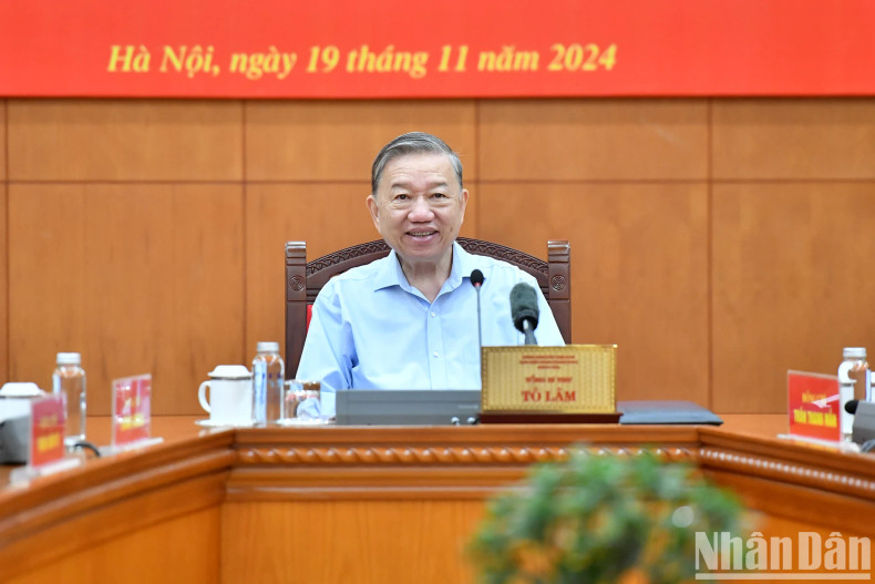 苏林总书记在会议上发表讲话。