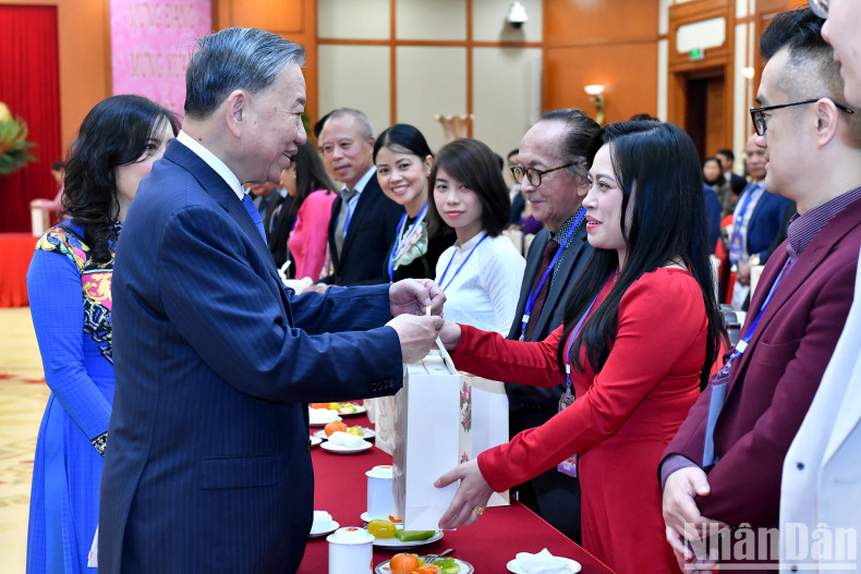 苏林总书记向侨胞代表赠送礼物。 苏林总书记向侨胞代表赠送礼物。