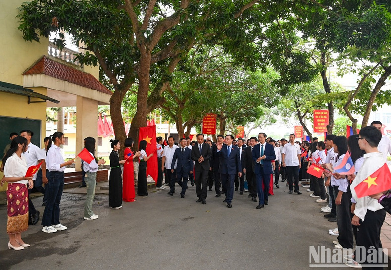 越南国会主席王廷惠和各位代表出席T78友谊学校开学典礼。 越南国会主席王廷惠和各位代表出席T78友谊学校开学典礼。