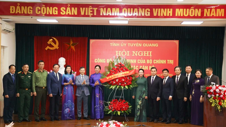 宣光省领导向新任宣光省省委书记何氏娥赠送鲜花,表示祝贺。 宣光省领导向新任宣光省省委书记何氏娥赠送鲜花,表示祝贺。