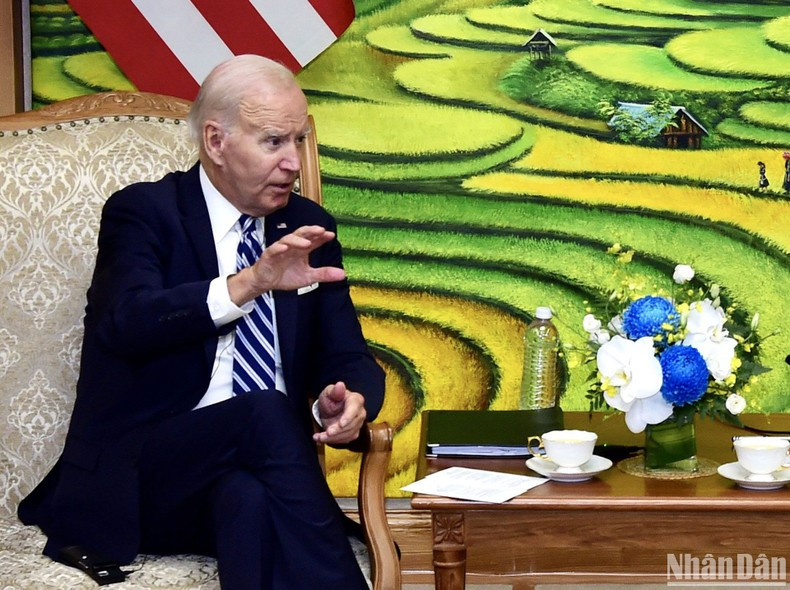 美国总统乔·拜登在会见中发表讲话。