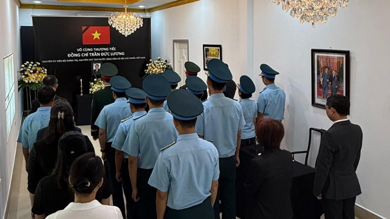 越南驻文莱大使馆、社区联络委员会工作人员和旅居文莱越南人社团代表团缅怀原国家主席陈德良。 越南驻文莱大使馆、社区联络委员会工作人员和旅居文莱越南人社团代表团缅怀原国家主席陈德良。