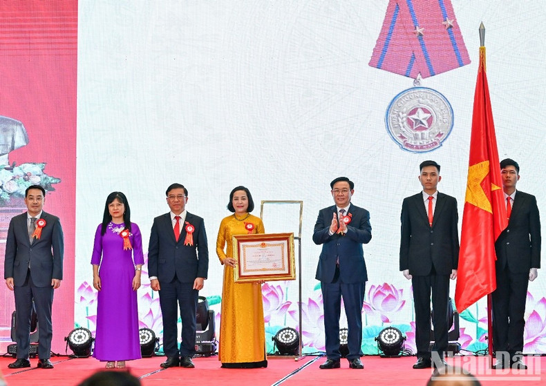 国会主席王廷惠向国会代表工作委员会授予二级劳动勋章。