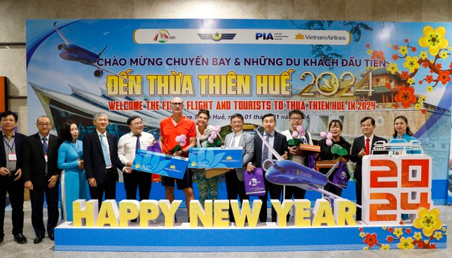 两位德国游客荣获越南航空公司的特别礼物,即是两张国内往返机票。 两位德国游客荣获越南航空公司的特别礼物,即是两张国内往返机票。