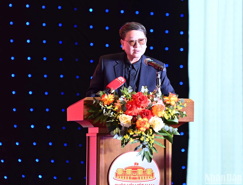 越南音乐家协会主席德郑发表讲话。 越南音乐家协会主席德郑发表讲话。