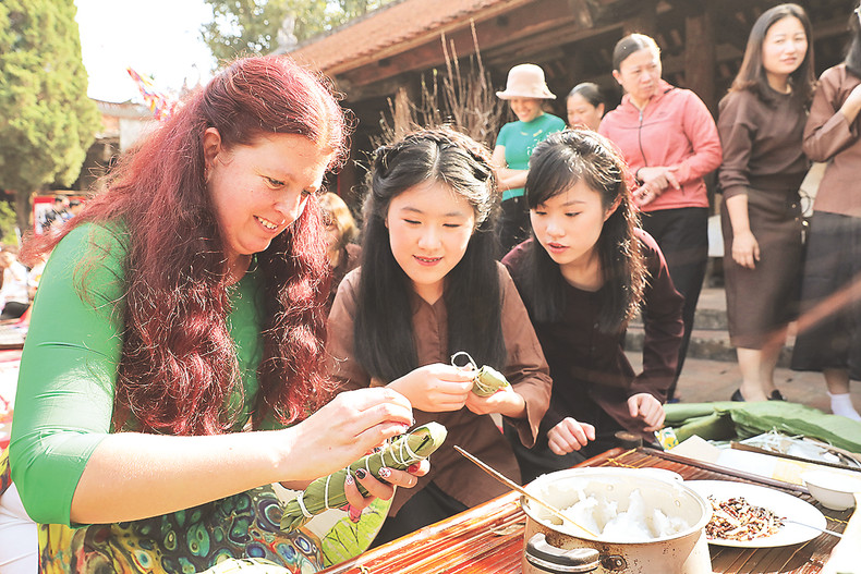 春节期间,在越南的外国游客参加包粽子。 (图片来源:黎明 摄) 春节期间,在越南的外国游客参加包粽子。 (图片来源:黎明 摄)