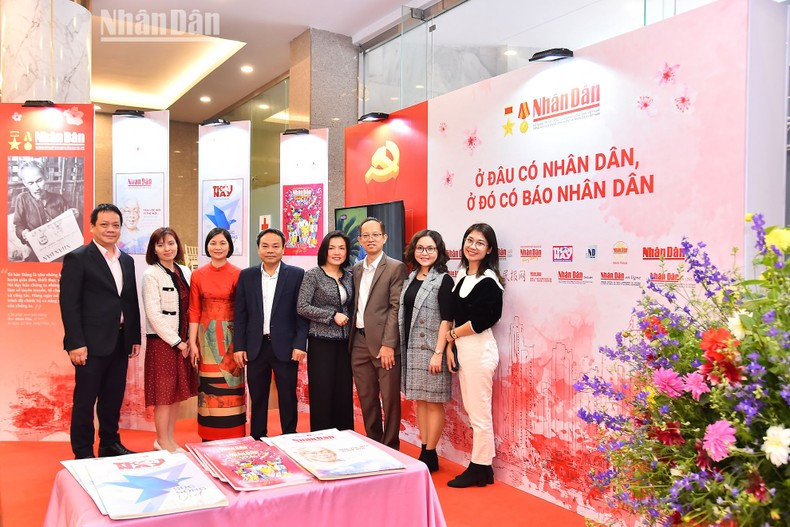 《人民报》领导、干部、记者、编辑员在《人民报》展位合影。