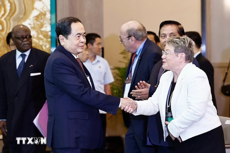 国会主席陈青敏和与会代表。 国会主席陈青敏和与会代表。