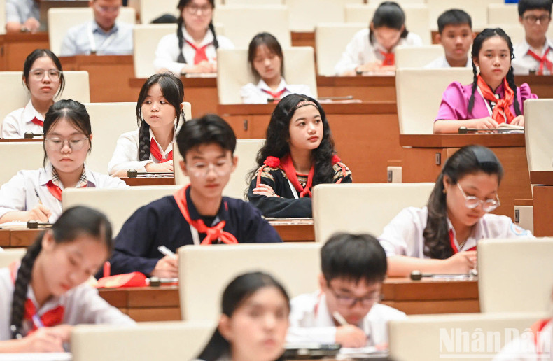 少数民族儿童出席会议。