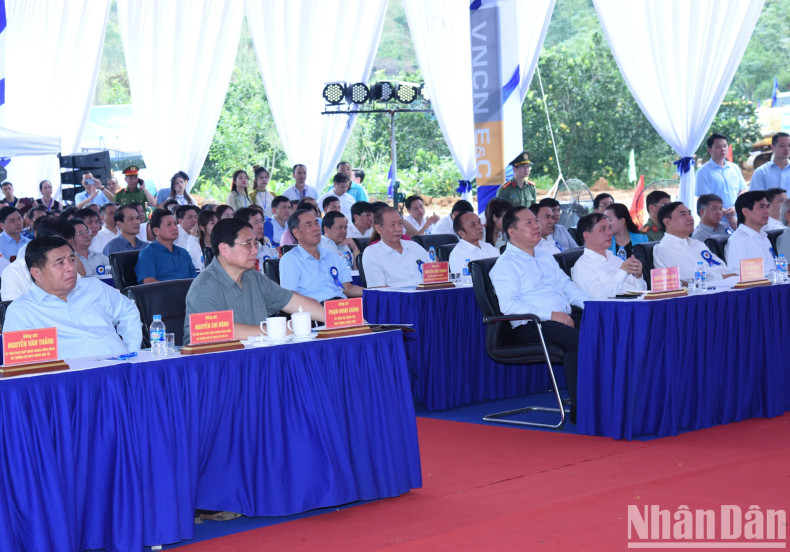 范明正总理和各位代表出席仪式。