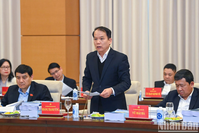 越南国会法律委员会主任黄青松发表讲话。