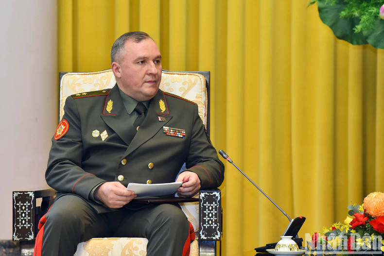 白俄罗斯共和国国防部长维克多·赫列宁中将发表讲话。