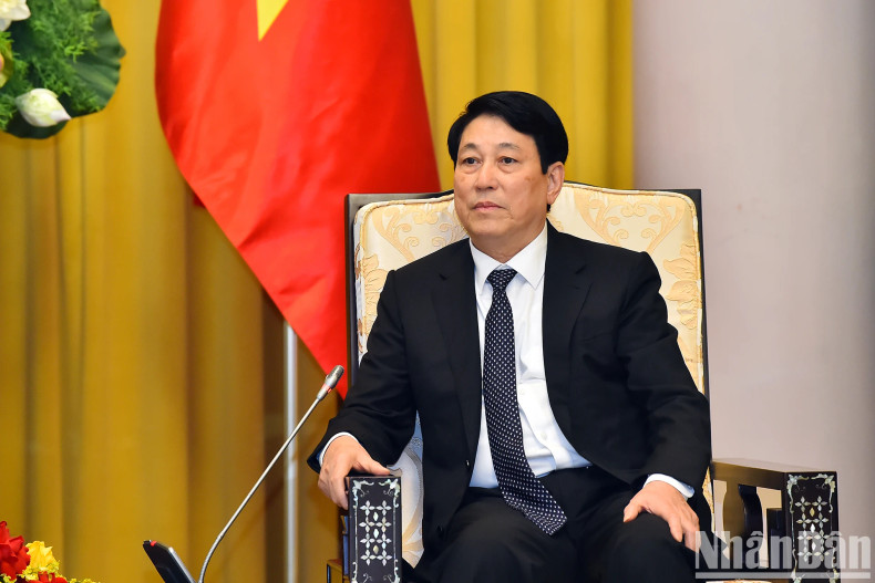 越南国家主席梁强发表讲话。