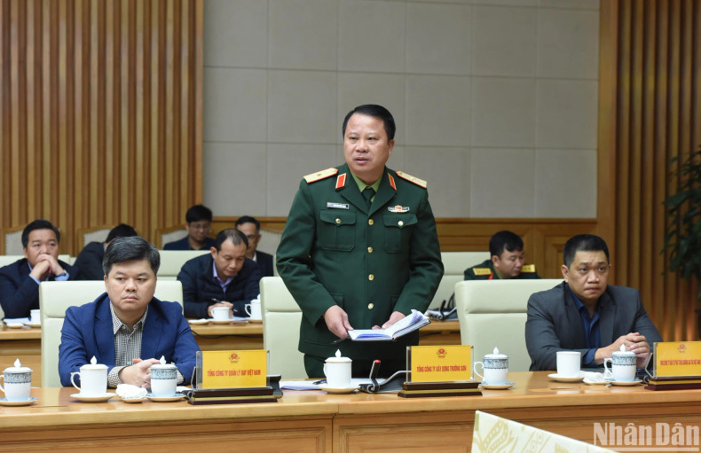 长山建设总公司领导发表讲话。