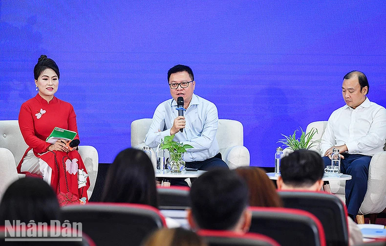 《人民报》社总编辑黎国明发表讲话。 《人民报》社总编辑黎国明发表讲话。