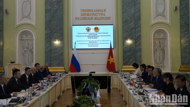 越南最高人民法院代表团会见俄罗斯联邦总检察长伊戈尔·克拉斯诺夫。 越南最高人民法院代表团会见俄罗斯联邦总检察长伊戈尔·克拉斯诺夫。