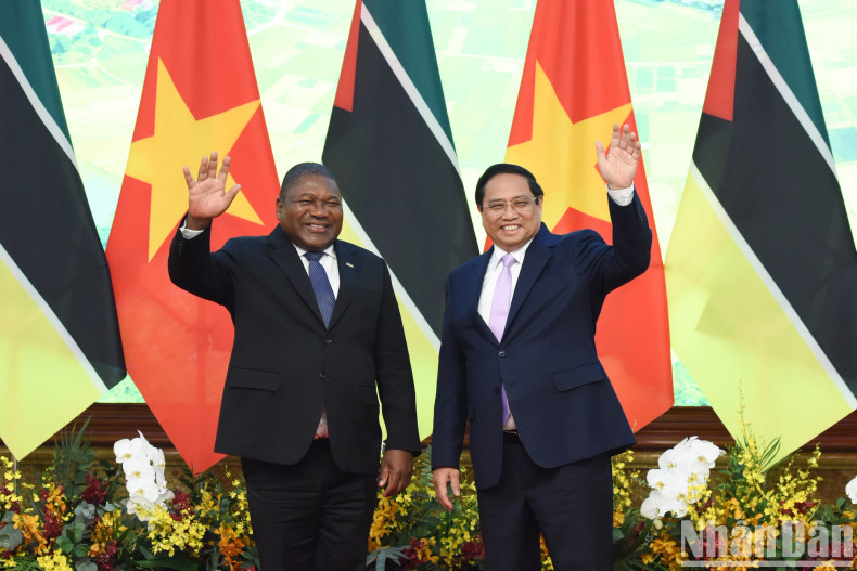 范明正总理和莫桑比克共和国总统菲利佩·纽西向新闻媒体机构挥手致意。