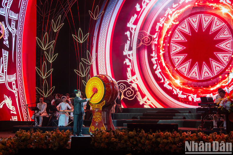 国家主席梁强击鼓迎接2025年乙巳年春节。 国家主席梁强击鼓迎接2025年乙巳年春节。