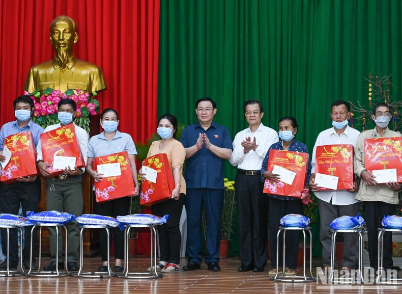 国会主席王廷惠和安江省省委书记黎鸿光向优抚家庭和贫困户赠送春节礼物。 国会主席王廷惠和安江省省委书记黎鸿光向优抚家庭和贫困户赠送春节礼物。