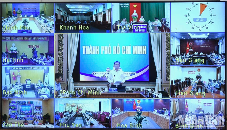 胡志明市领导代表发表讲话。 胡志明市领导代表发表讲话。