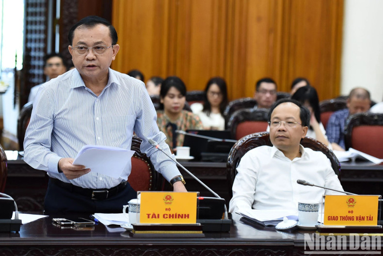 财政部副部长黎晋进发表讲话。