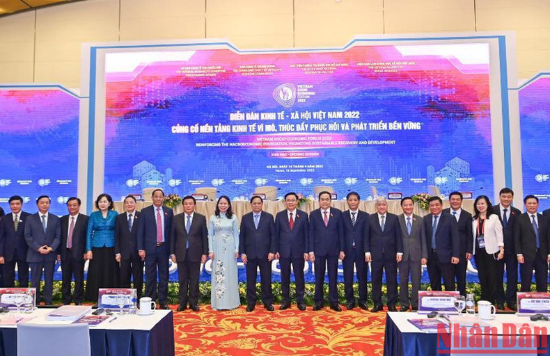 范明正总理,国会主席王廷惠和各位代表合影。 范明正总理,国会主席王廷惠和各位代表合影。